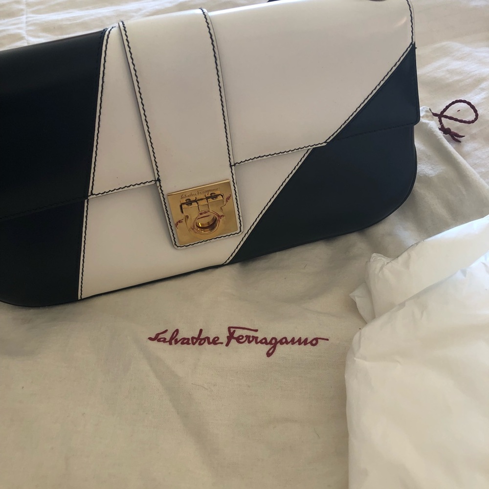 Beautiful shoulder bag (classy black and white)